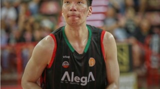 乐鱼体育app下载-余嘉豪留洋14+6+2帽：难阻球队惜败 近5战全上双场均13+6