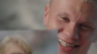 绷不住！哈兰德看父亲为挪威队效力照：我从未见过他有这么长头发